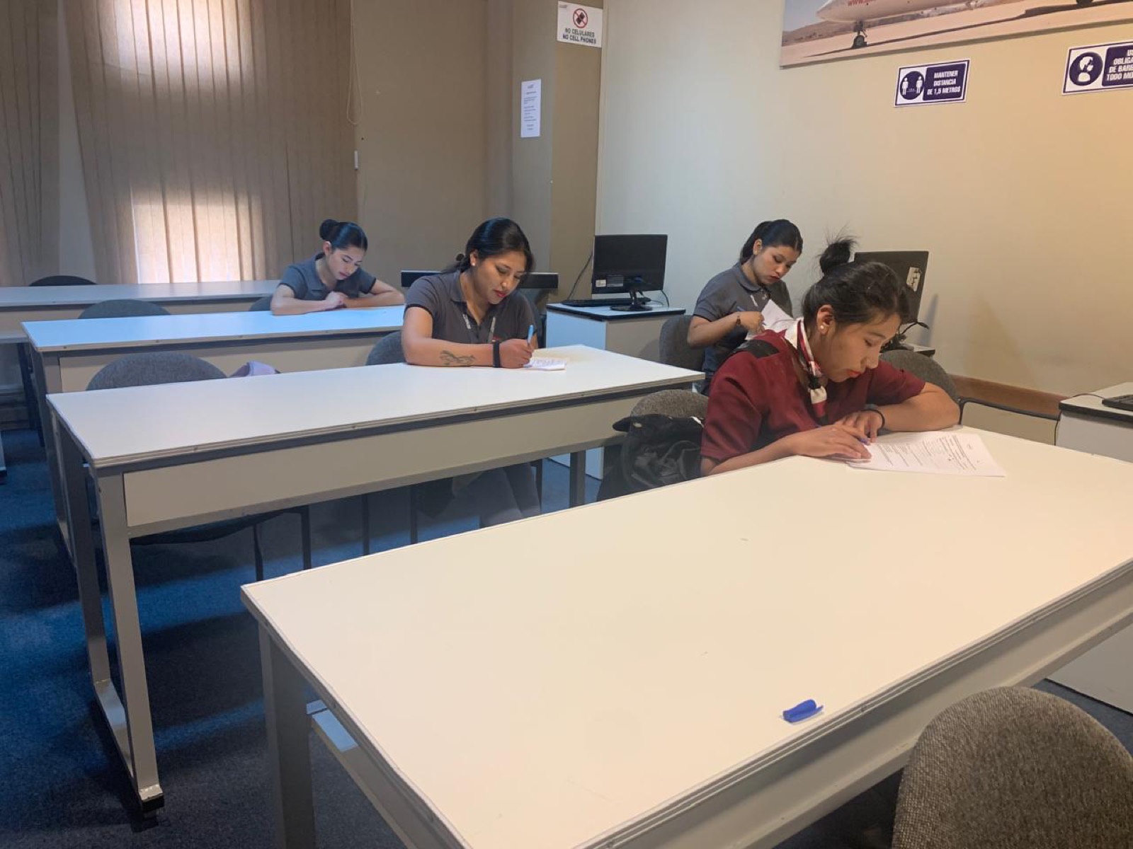 Alumnos en clase en la sede AMASFLY