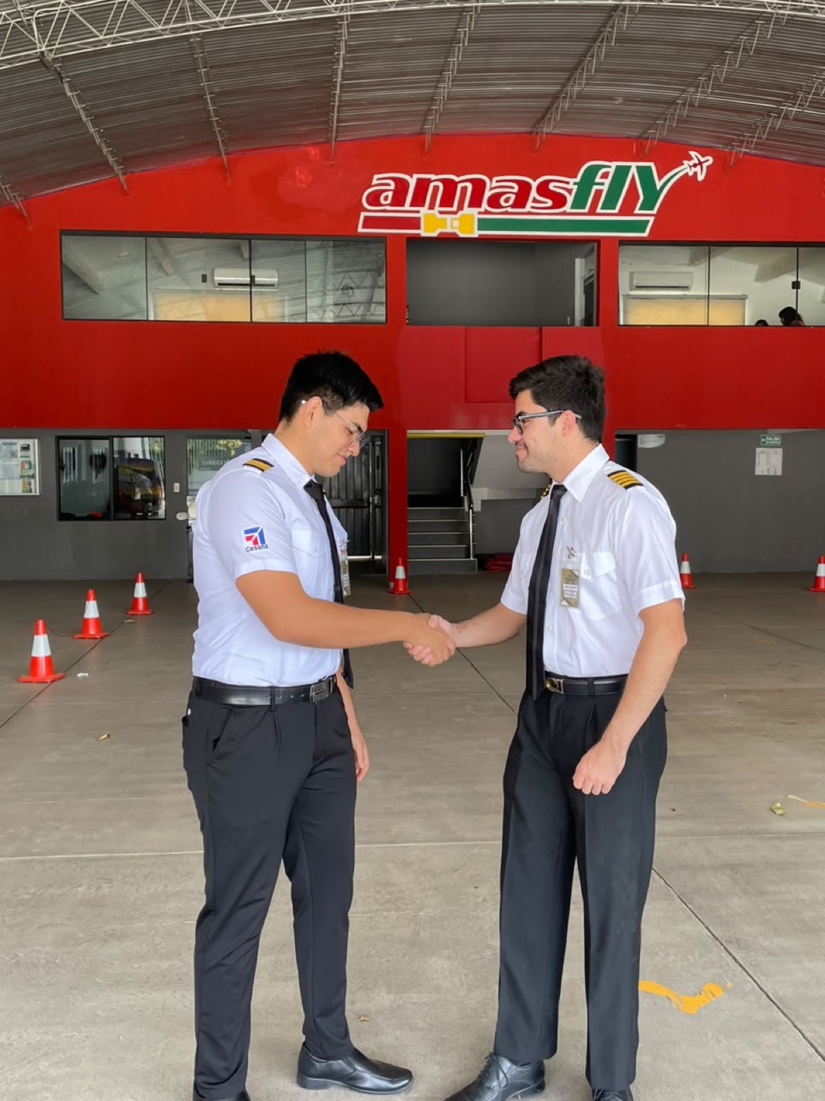 Alumnos piloto dentro del hangar de AMASFLY
