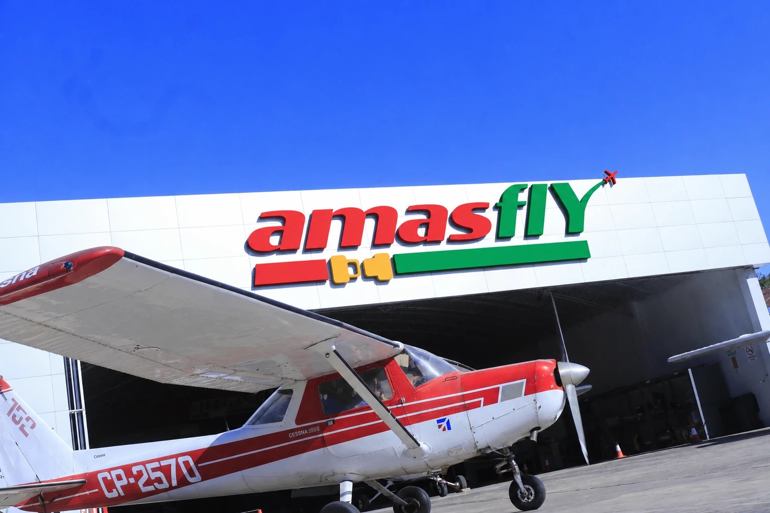 Aeronave Cessna de instrucción de AMASFLY frente al hangar del centro