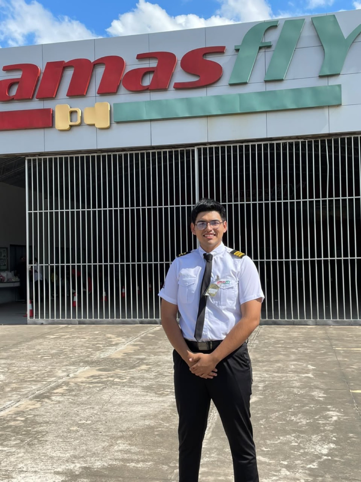 Alumno piloto de AMASFLY frente al hangar
